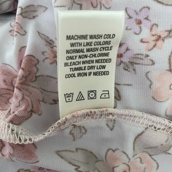 Beacon Apparel Split Neck Floral Blouse NWT Size M - Picture 7 of 7